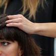 Styliste effectuant une coupe moderne